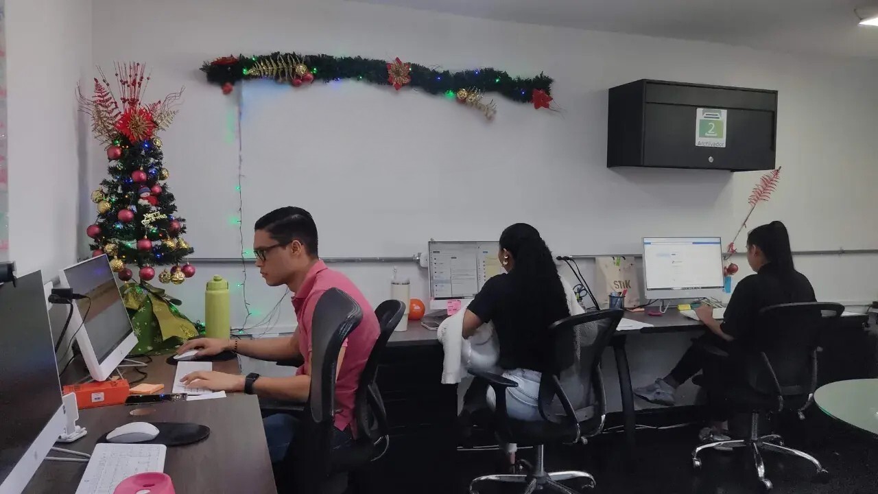 Oficina de Colabs (de un coworking) personalizada o decorada de acuerdo al gusto del coworker.