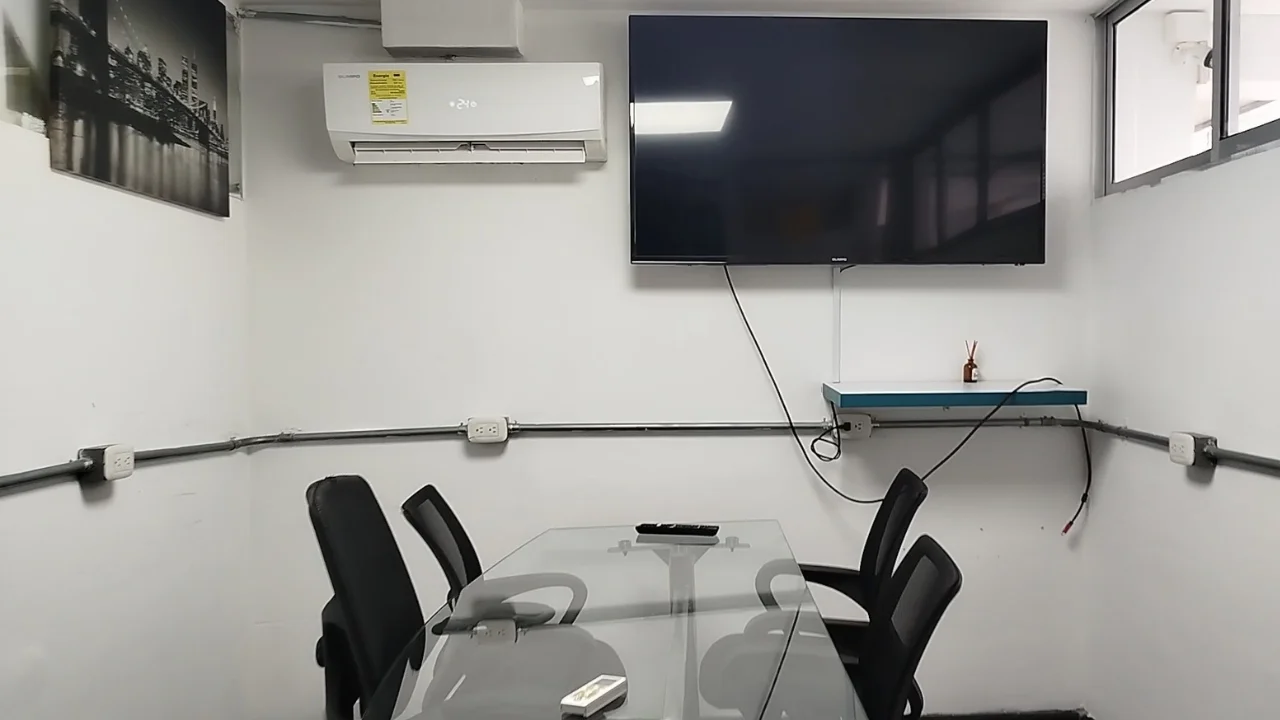 1Foto en Colabs de uso de la sala de juntas o salones de reuniones Sala de reuniones en barranquilla: Foto en Colabs de uso de la sala de juntas o salones de reuniones