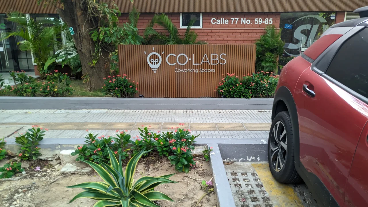 6 Foto de la fachada del edificio de Colabs, con carros parqueados, entrada visible y ubicación céntrica Sala de reuniones en barranquilla: Foto de la fachada del edificio de Colabs, con carros parqueados, entrada visible y ubicación céntrica
