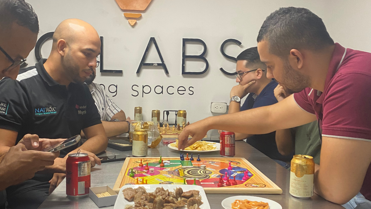 Espacios para eventos: Comunidad reunida en ambiente cálido