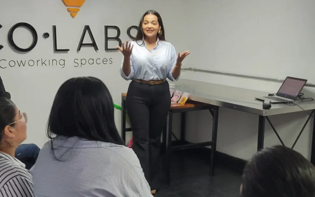Espacios para charlas en Barranquilla: Mujer dictandole una charla a su público