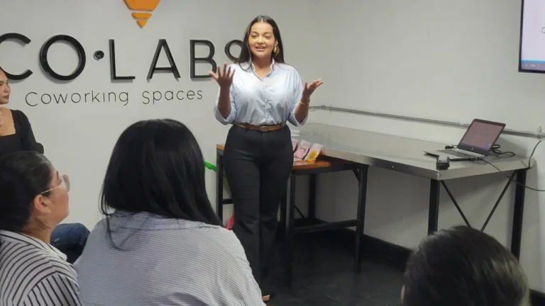Espacios para charlas en Barranquilla: Mujer dictandole una charla a su público