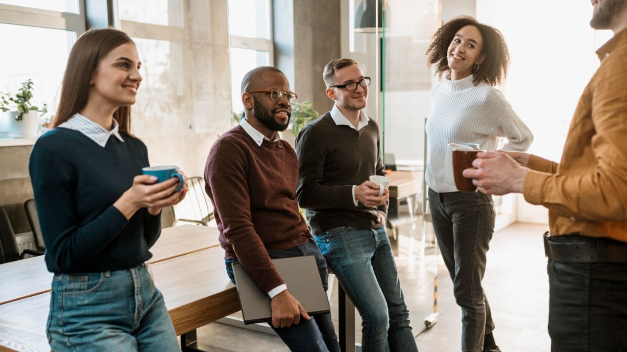 2 Networking: grupo de personas compartiendo un rato agradable