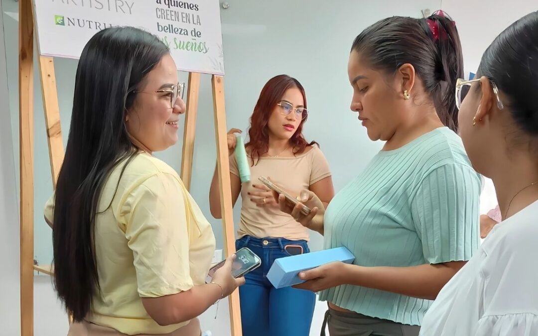 Networking: mujeres en una feria observando productos