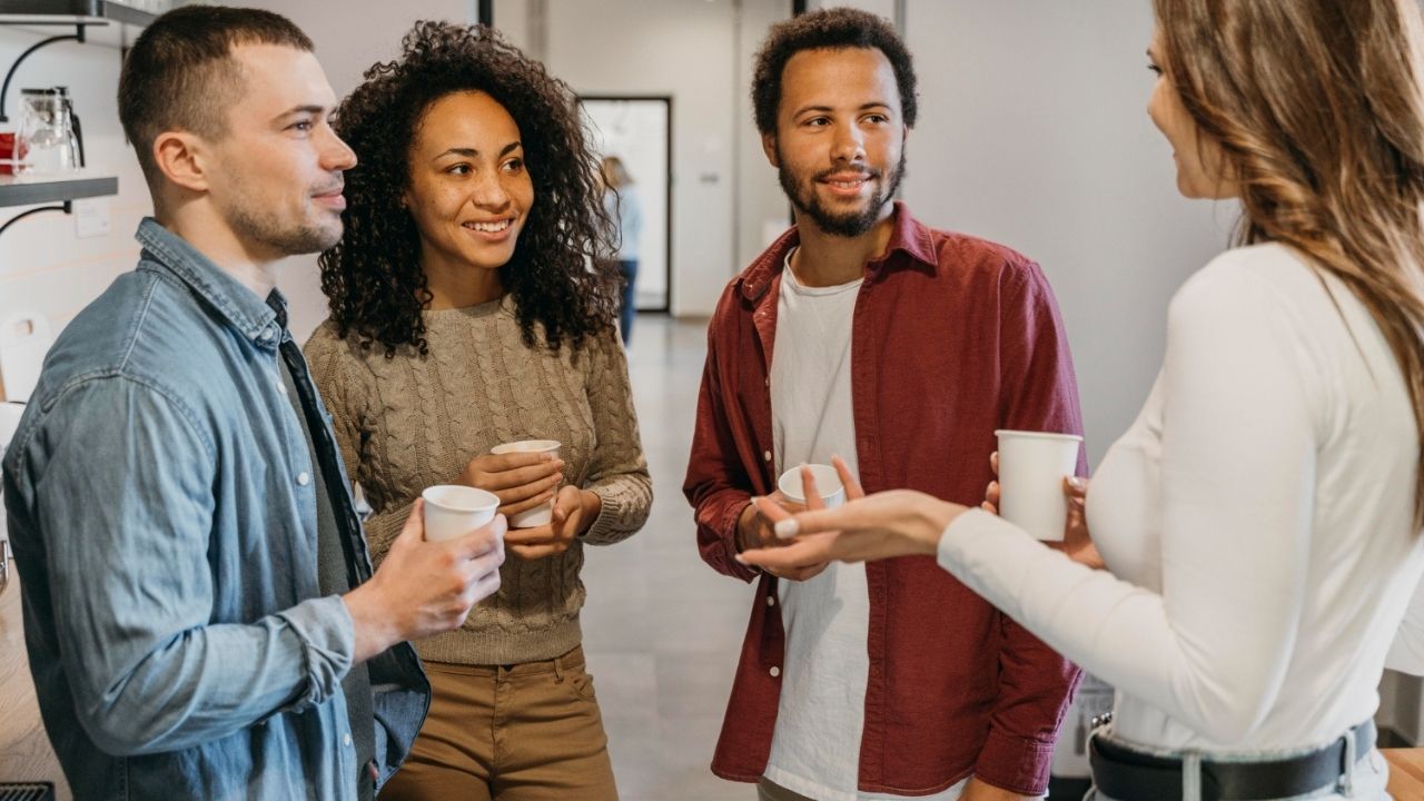 3 Networking: grupo de personas dialogando y compartiendo un rato agradable