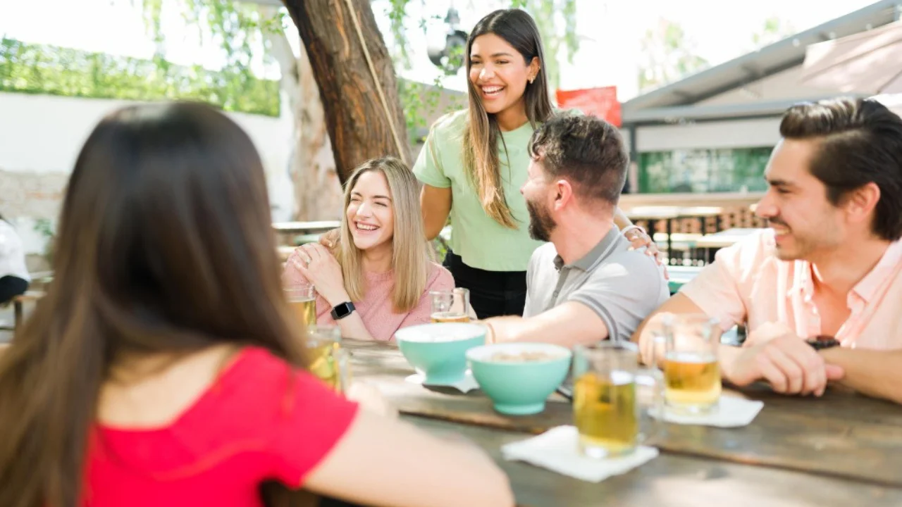 mejores salas de reuniones: grupo de personas compartiendo y riendo