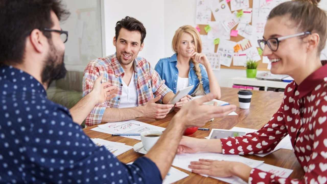 mejores salas de reuniones: 4 personas en reunión